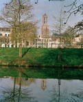 822454 Gezicht op het Lepelenburg te Utrecht vanaf de Maliesingel naar het noordwesten; in het midden de Domtoren.